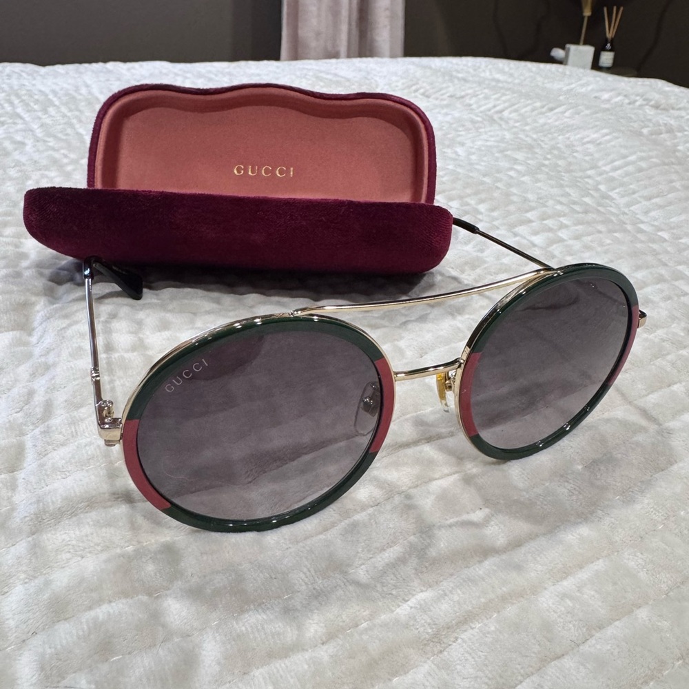 Gucci sunglasses 
GG0061S
FRAME Tortoise
LENSES
Green